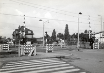 169432 Gezicht op de spoorwegovergang in de Houtmanstraat te Geleen. Rechts een deel van het N.S.-station Geleen-Lutterade.